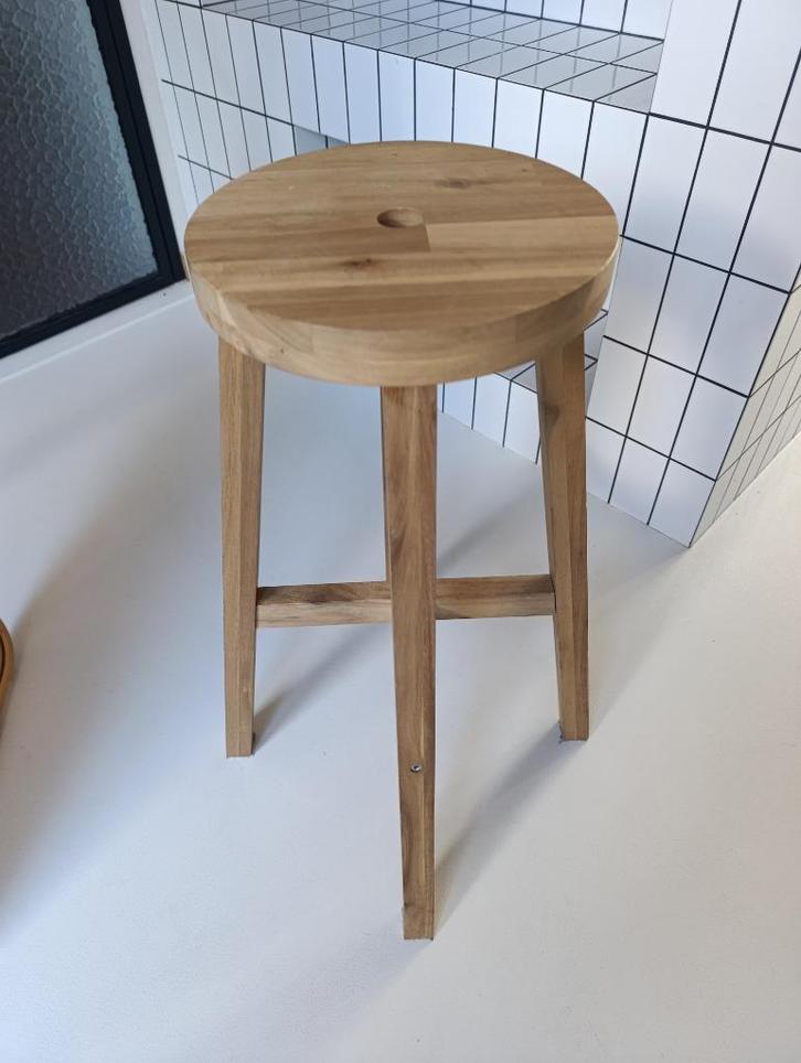 2 bruine houten krukken, Huis en Inrichting, Barkrukken, Zo goed als nieuw, 60 tot 90 cm, Hout, 2 krukken, Ophalen