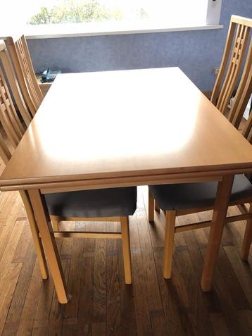 Tafel + 4 stoelen + salontafel + verschillende kasten beschikbaar voor biedingen