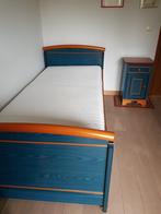 Massief houten retro bed met nachtkastje (en matras), Huis en Inrichting, Slaapkamer | Bedden, Blauw, 90 cm, Gebruikt, 210 cm
