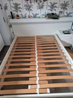 Bed met bord achteraan, matras en nachtkastje, Huis en Inrichting, Slaapkamer | Bedden, Ophalen, Gebruikt, Wit, 140 cm