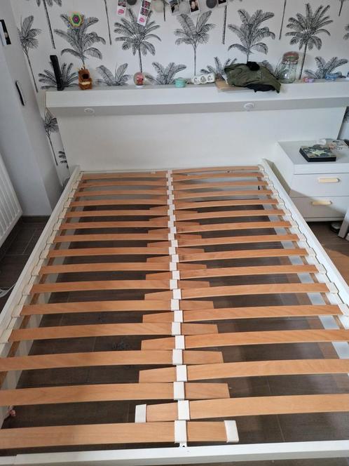 Bed met bord achteraan, matras en nachtkastje, Huis en Inrichting, Slaapkamer | Bedden, Gebruikt, Twijfelaar, 140 cm, Hout, Wit