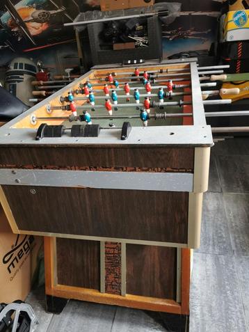 Vintage voetbaltafel beschikbaar voor biedingen