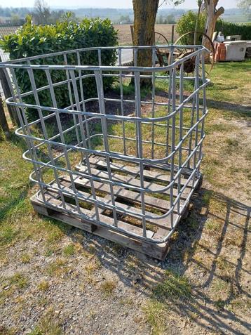 IBC container. Bak / kooi voor hout, dakpannen ... opslag beschikbaar voor biedingen