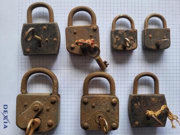 Vintage hangsloten beschikbaar voor biedingen