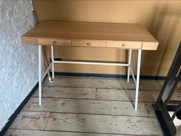 Licht houten bureau met 3 kleine vakjes beschikbaar voor biedingen