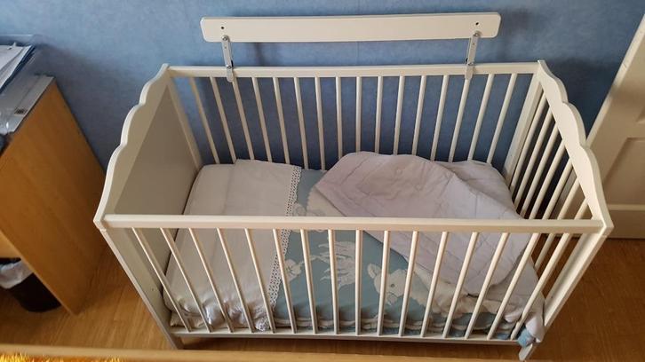 babybed wit met lakentjes, Kinderen en Baby's, Babywiegjes en Ledikanten, Gebruikt, Ledikant, Ophalen