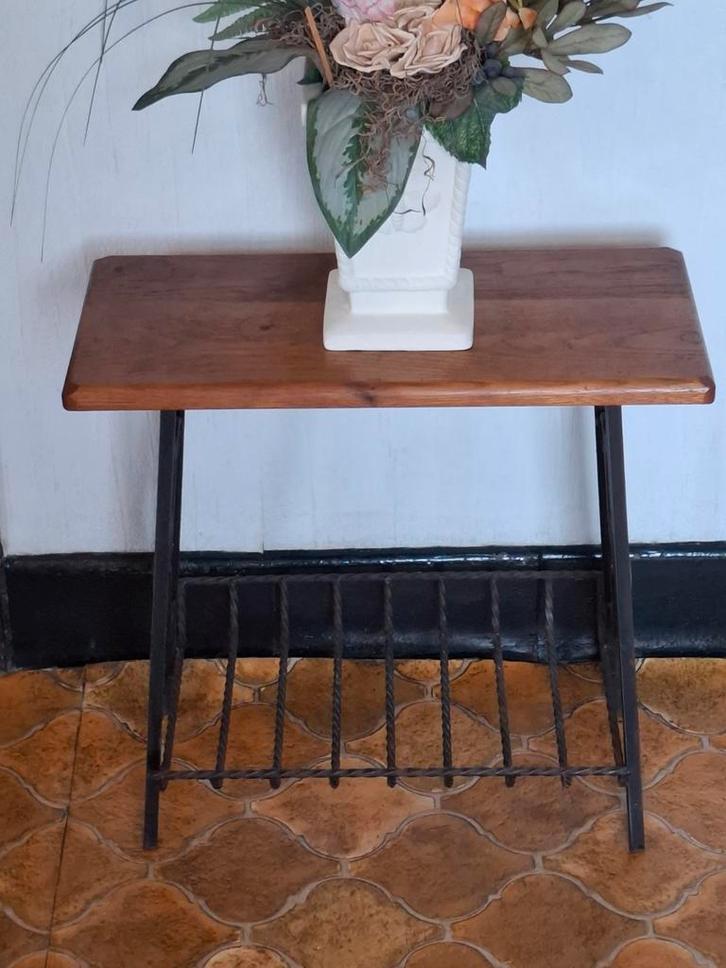 Vintage Bijzettafel met Krantenbak | Jaren '60 | Hout & Meta, Huis en Inrichting, Woonaccessoires | Krantenbakken en Lectuurbakken