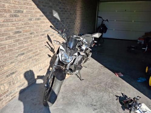 Kawasaki z650 wit met valbeugels, Motoren, Motoren | Kawasaki, Particulier, Naked bike, meer dan 35 kW, 2 cilinders, Ophalen