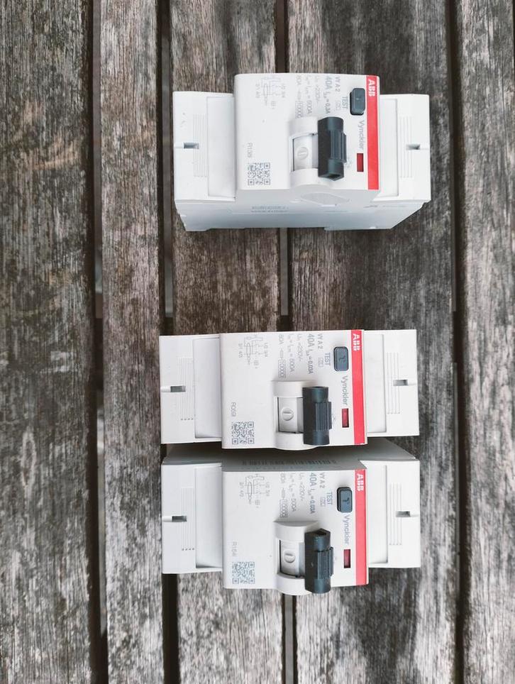 Differentieelschakelaars 2 polig, Doe-het-zelf en Bouw, Elektriciteit en Kabels, Zo goed als nieuw, Schakelaar, Ophalen