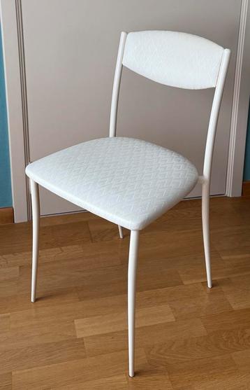 Een witte stoel om te geven beschikbaar voor biedingen