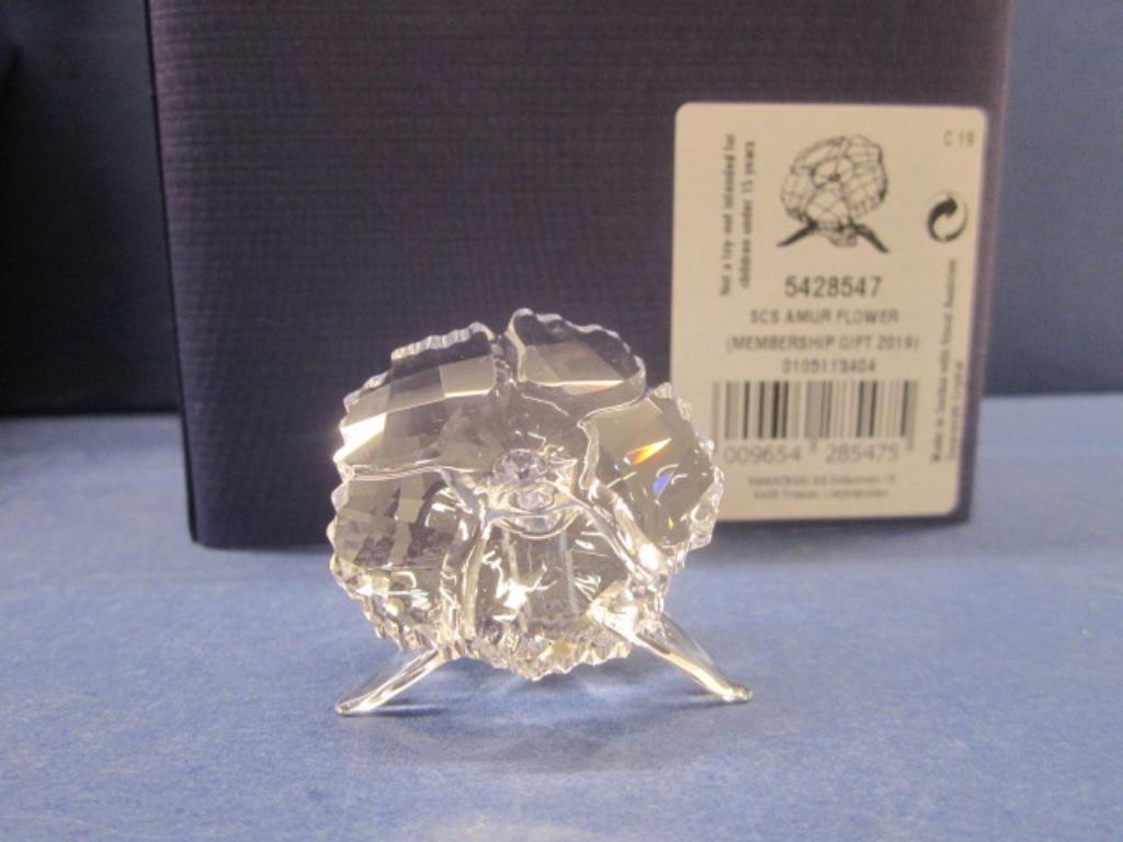 Swarovski SCS Ledengeschenk 2019 Amur Bloem, Ophalen of Verzenden, Nieuw, Figuurtje