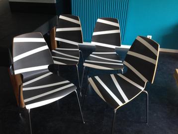 4 Moderne stoelen z/w patroon-als nieuw-prijs per stoel beschikbaar voor biedingen