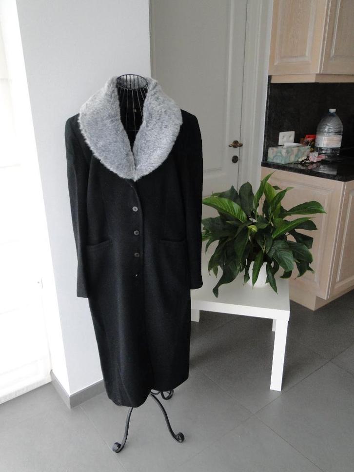 Zwarte winterjas met (nep)pelsen kraag, Kleding | Dames, Jassen | Winter, Gedragen, Maat 46/48 (XL) of groter, Zwart, Ophalen of Verzenden