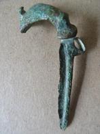Bodemvondst 3e eeuw Romeinse bronzen fibula mantelspeld 6cm, Ophalen of Verzenden, Brons