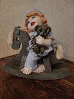 vintage beeldje van een klein kindje op een hobbelpaard., Enlèvement, Neuf, Humain