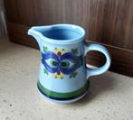 Blauwgrijs melkkannetje Kahla met bloemen op vintage look, Ophalen of Verzenden, Zo goed als nieuw, Overige typen
