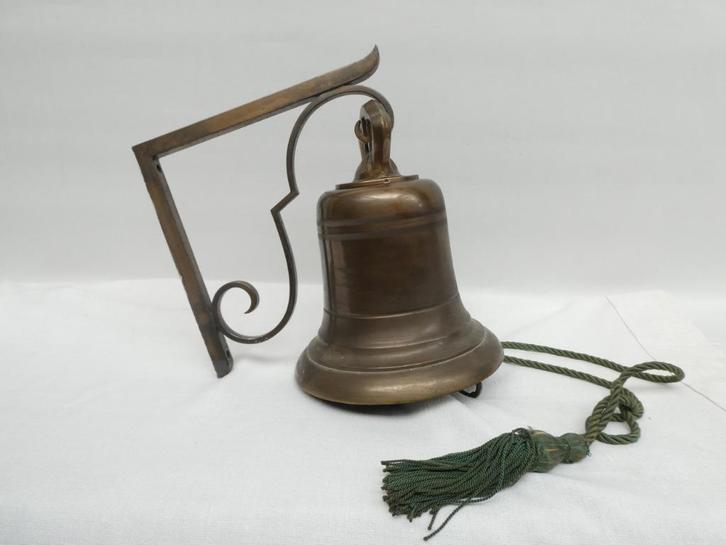 Bronzen klok uit een kloosterkapel, met ophanging, Antiek en Kunst, Antiek | Religieuze voorwerpen, Ophalen