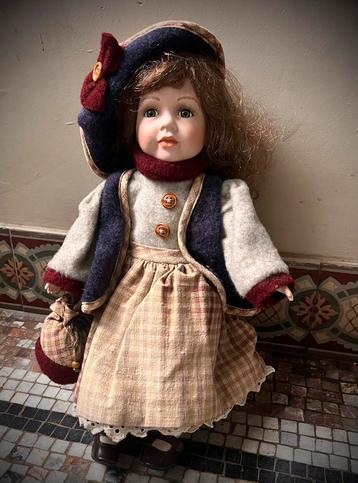 Pop Vintage Porselein Sammler Puppe beschikbaar voor biedingen