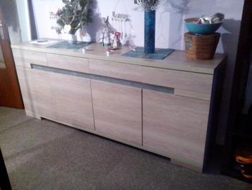 Dressoir en vitrinekast beschikbaar voor biedingen