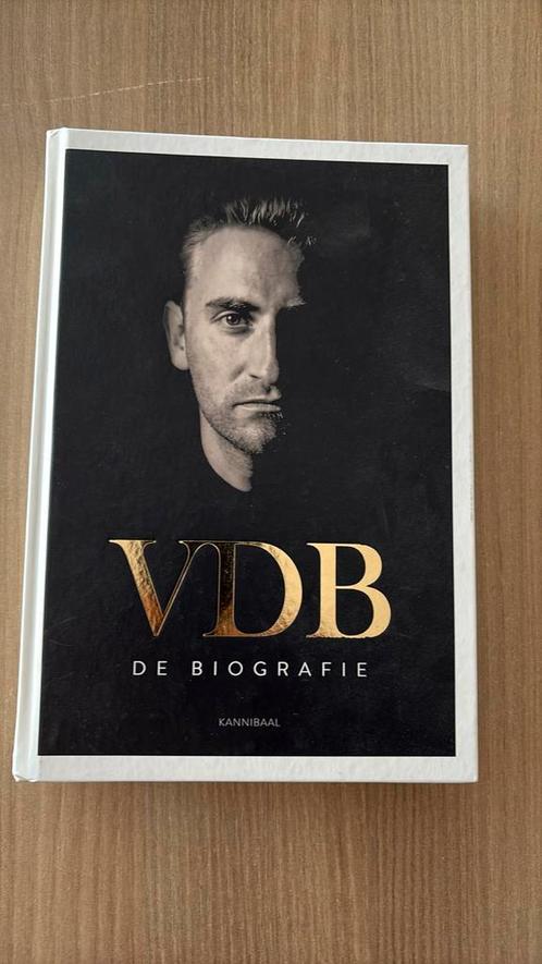Stijn Vanderhaeghe - VDB De Biografie, Boeken, Biografieën, Zo goed als nieuw, Ophalen