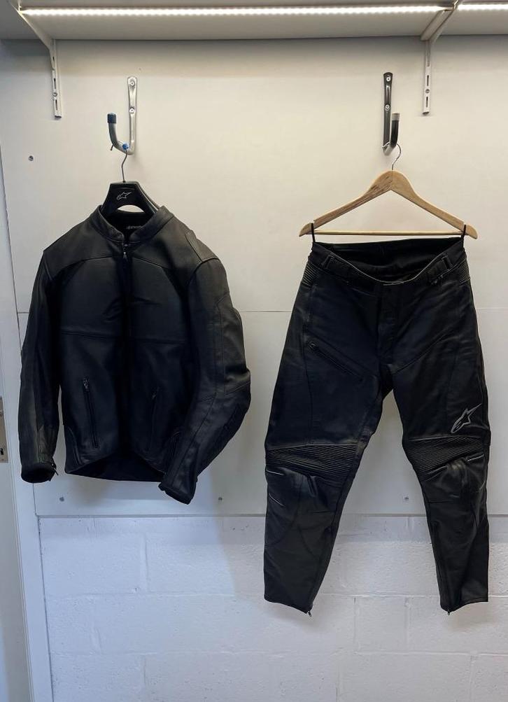 Combinaison moto 2 pièces en cuir Alpine Stars, Motos, Vêtements | Vêtements de moto, Enlèvement ou Envoi