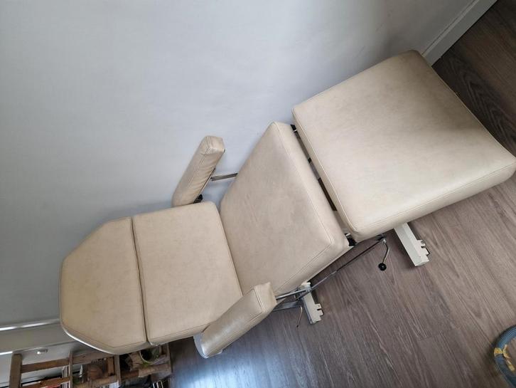 Verstelbare behandelstoel / schoonheidssalon stoel..., Sport en Fitness, Massageproducten, Gebruikt, Ophalen