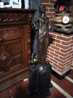 Oude bronzen dame beeld met grote marmeren voet totaal 120cm, Ophalen