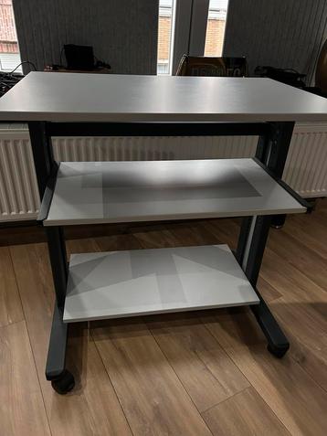 Robuuste verstelbare computer/laptoptafel op wielen beschikbaar voor biedingen