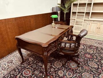 Klassiek Engels Chesterfield Schrijftafel Bureau met Stoel beschikbaar voor biedingen