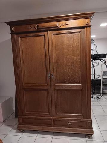 Zeer mooie mechelse antieke kast..  beschikbaar voor biedingen