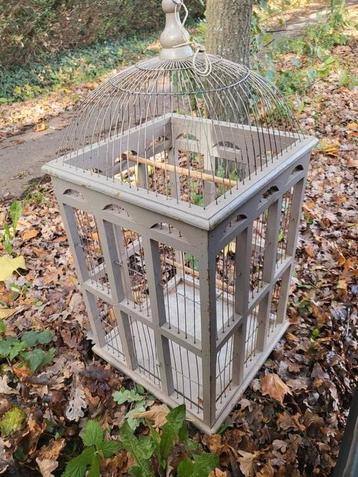 Franse houten vogelkooi beschikbaar voor biedingen
