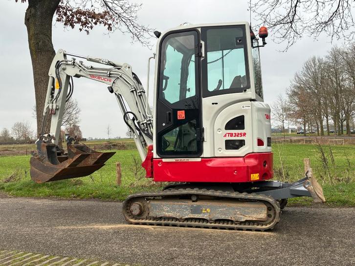 TAKEUCHI TB325R  600 uur, Zakelijke goederen, Machines en Bouw | Kranen en Graafmachines, Kraan, Ophalen of Verzenden