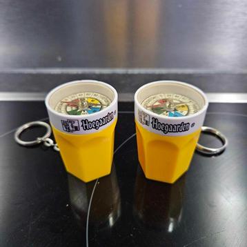 Lot 2 porte clés en forme de verre Hoegaarden avec boussole beschikbaar voor biedingen