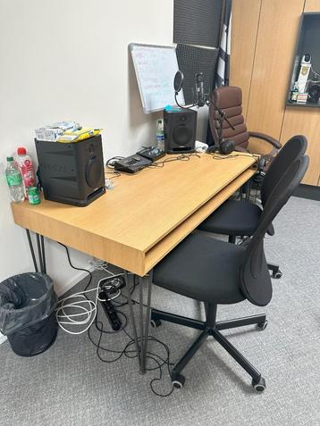 Bureautafel met stoel beschikbaar voor biedingen