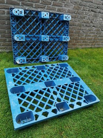 Kunstof pallet beschikbaar voor biedingen