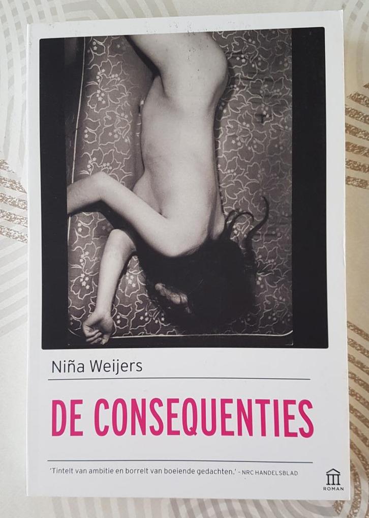 De consequenties  -  Niña Weijers, Boeken, Romans, Zo goed als nieuw, Nederland, Ophalen of Verzenden