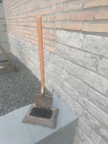 Gietijzeren laarzenveger met ingewerkte spade als handsteun beschikbaar voor biedingen