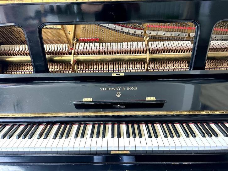 Prachtige Steinway Model K Vertegrand piano in topstaat, Muziek en Instrumenten, Piano's, Gebruikt, Piano, Zwart, Ophalen