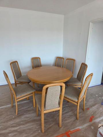 Uitschuifbare ronde tafel in massief eiken met 8 stoelen beschikbaar voor biedingen