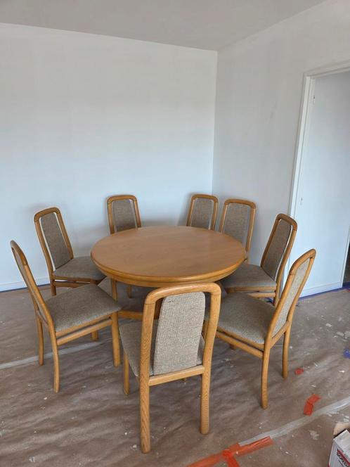 Uitschuifbare ronde tafel in massief eiken met 8 stoelen, Huis en Inrichting, Complete eetkamers, Zo goed als nieuw, Ophalen