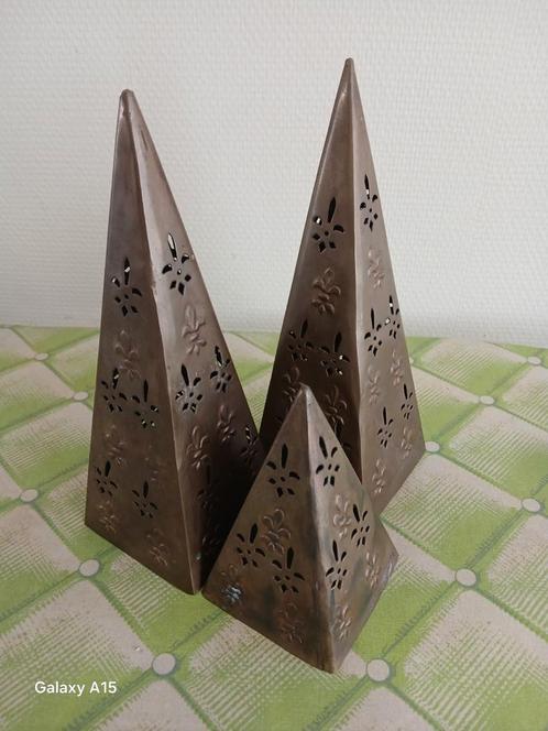 3 steile piramides in metaal 25 cm hoog  en 1 14 cm, Antiek en Kunst, Kunst | Designobjecten, Ophalen of Verzenden