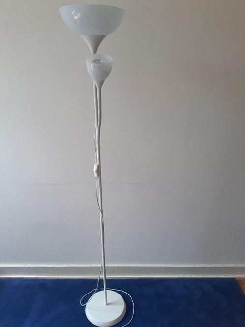 Witte dubbellichte vloerlamp met schakelaar, Huis en Inrichting, Lampen | Vloerlampen, Zo goed als nieuw, 150 tot 200 cm, Kunststof