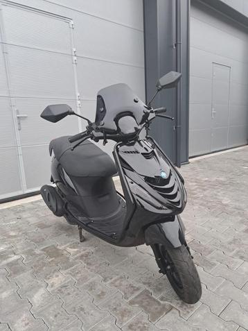 Piaggio Zip 4T Scooter Glans Zwart FULL OPTION (A-KLASSE) beschikbaar voor biedingen