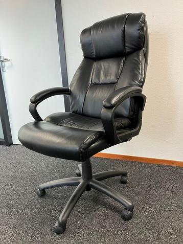Mooie comfortabele zwarte bureaustoel van imitatieleer beschikbaar voor biedingen