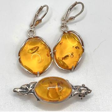 Set van oorbellen en broche met barnsteen beschikbaar voor biedingen