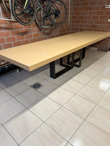 Grote design tafel beschikbaar voor biedingen