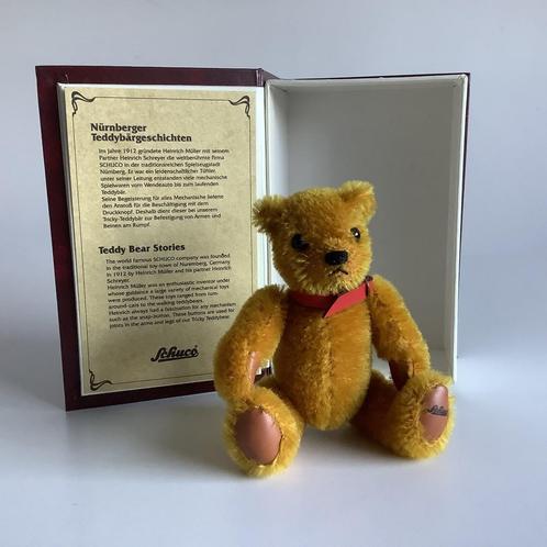 Schuco Nürnberger Tricky beer in doos met certificaat, Verzamelen, Beren en Cherished Teddies, Nieuw, Stoffen beer, Ophalen of Verzenden