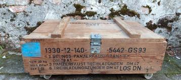 Stoere Houten salontafel ( oude munitie kist) beschikbaar voor biedingen