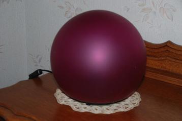 Belle lampe boule bordeaux à poser en très bon état! disponible aux enchères