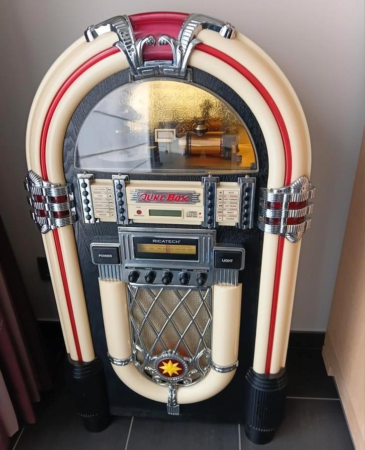 Jukebox groot 102h perfect werkend op cd en radio en licht, Verzamelen, Automaten | Jukeboxen, Ophalen